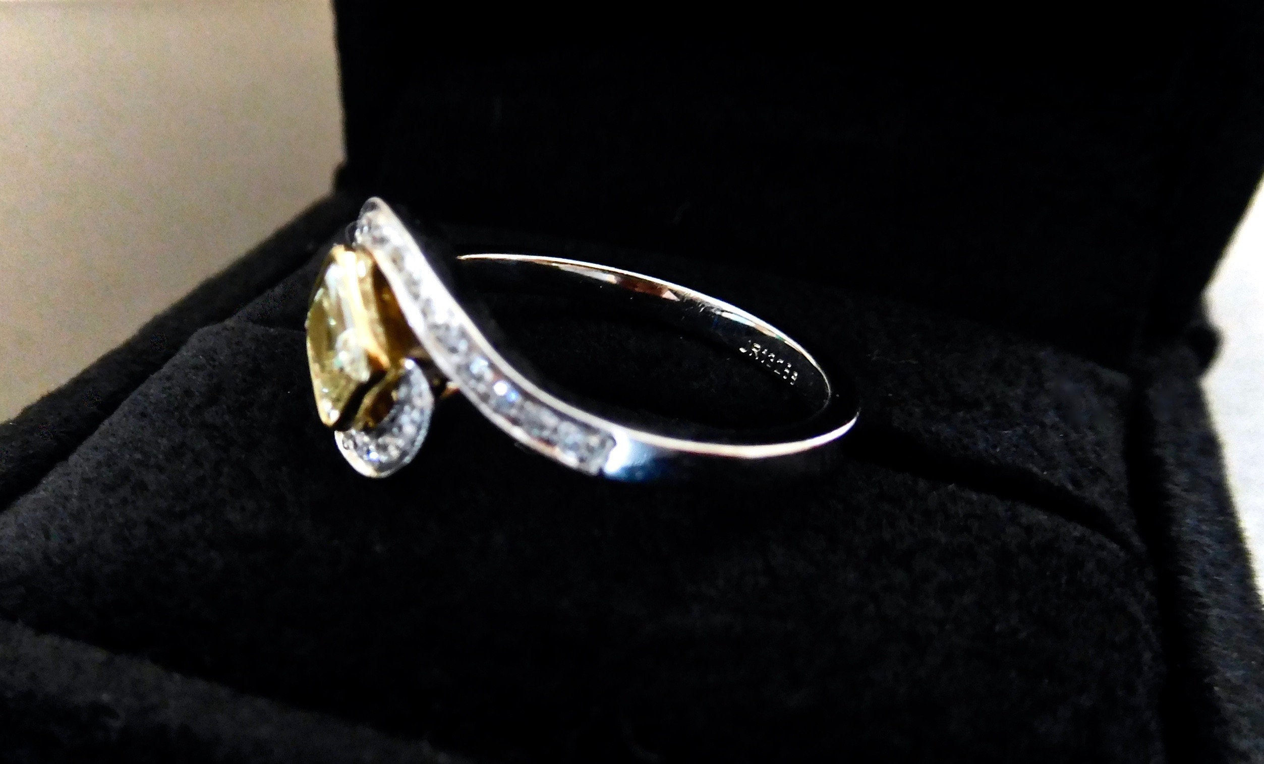 Anillo de compromiso de diamante amarillo oro blanco de 18 qt Etsy Anillo de compromiso de diamante amarillo oro blanco de 18 qt Etsy