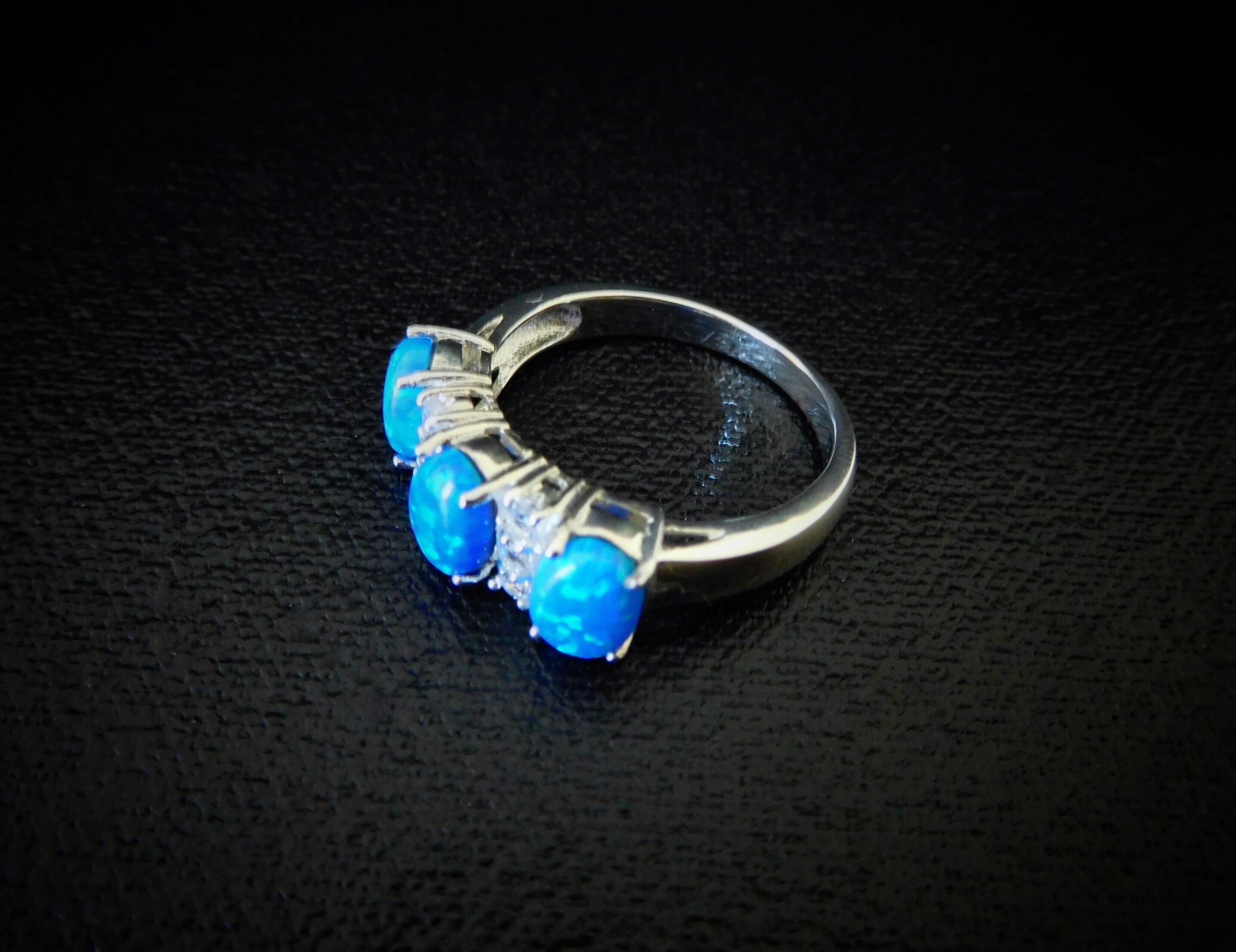 silver ring opal stone
