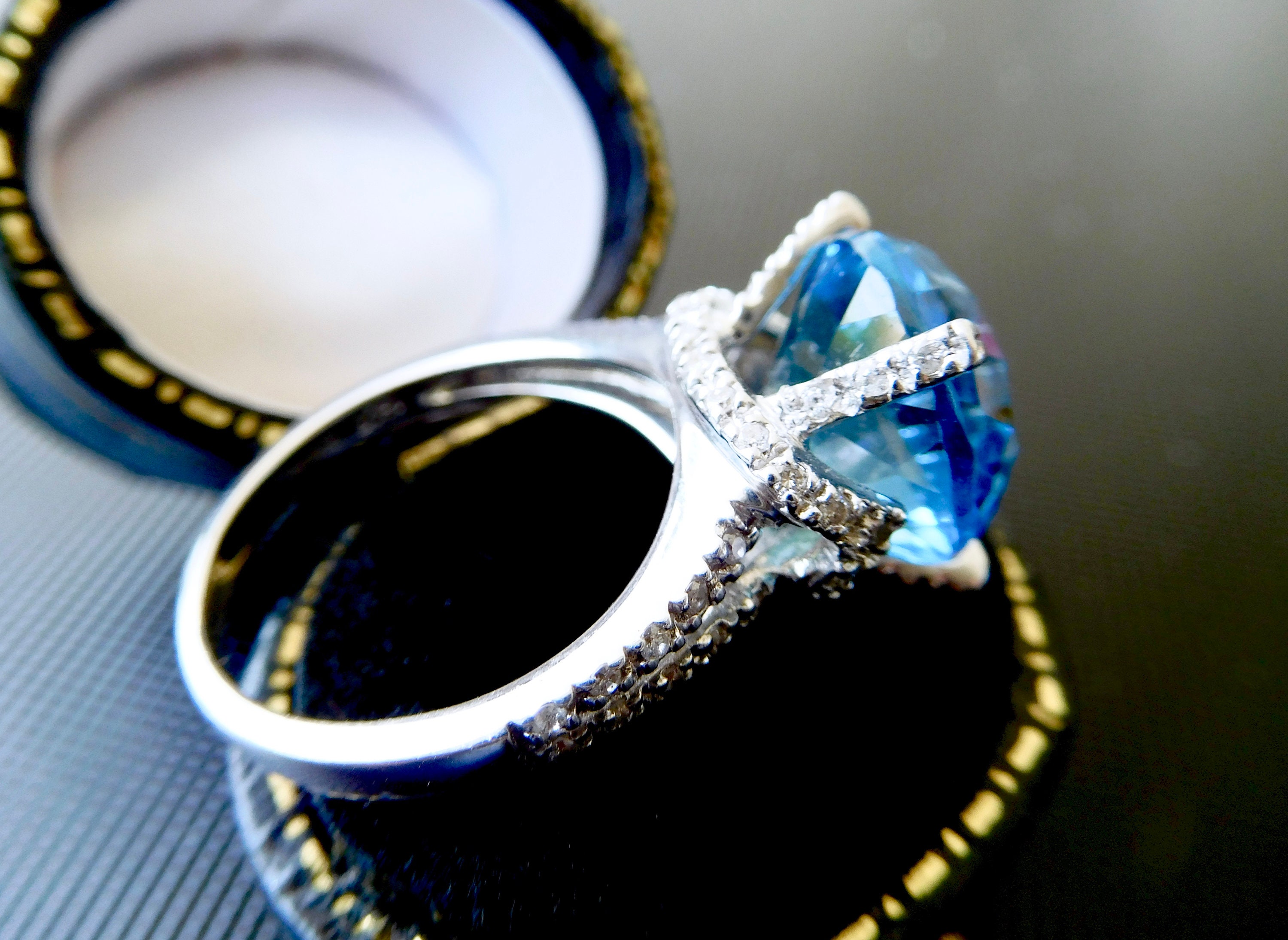 18ct, blue topaz & diamond ring, blue topaz and diamond dress ring