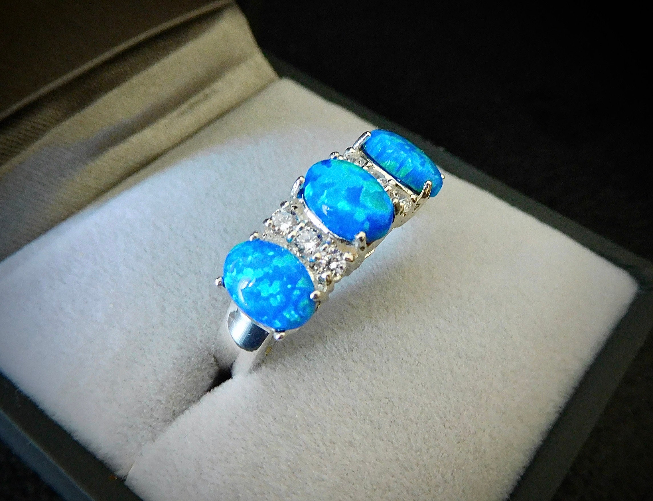 silver ring opal stone