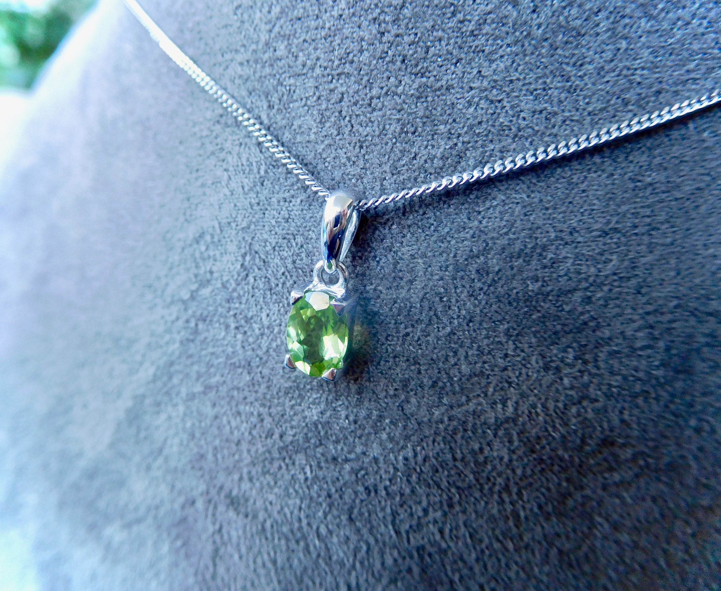 White gold \u0026 peridot pendant, oval cut 