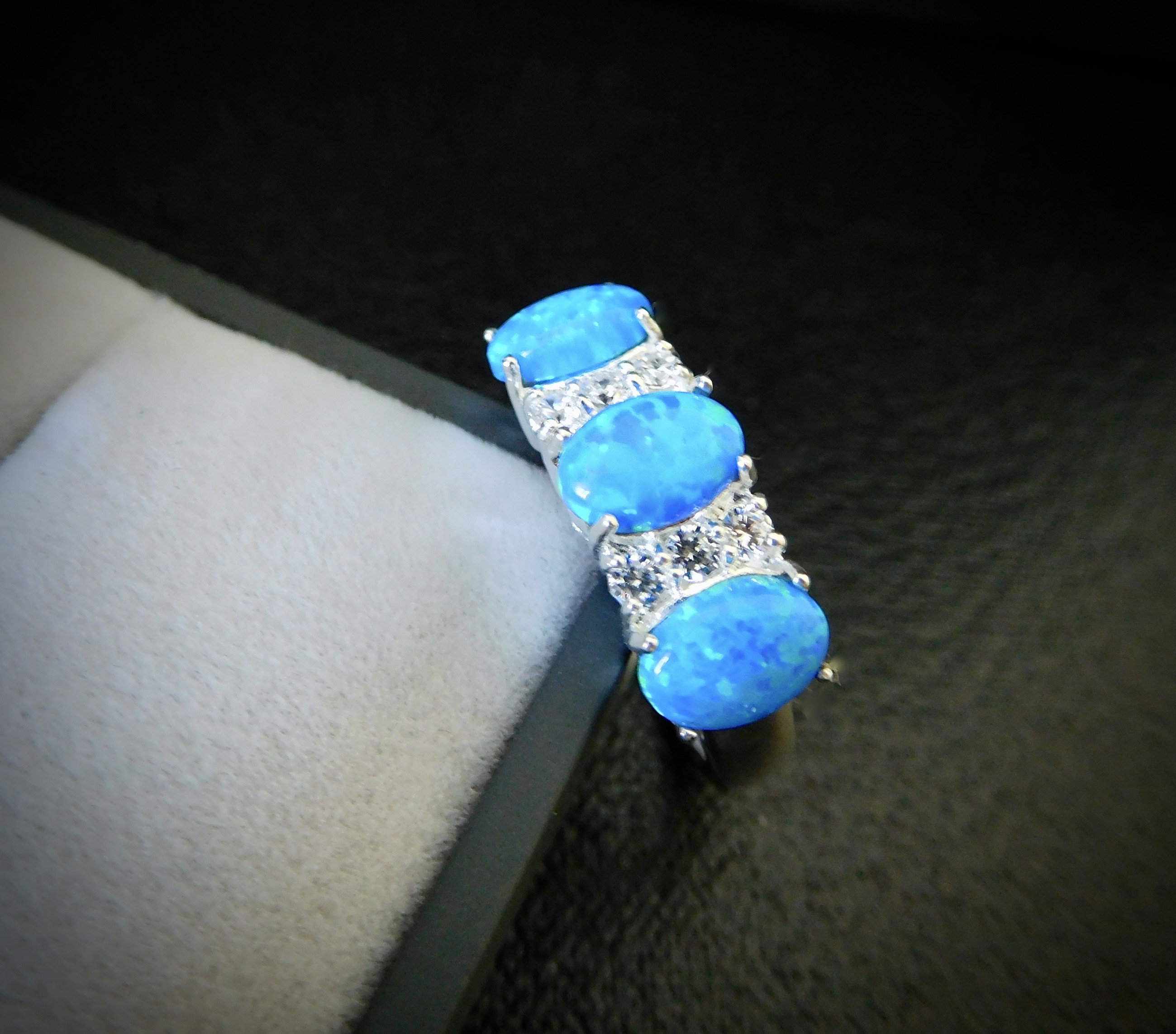silver ring opal stone