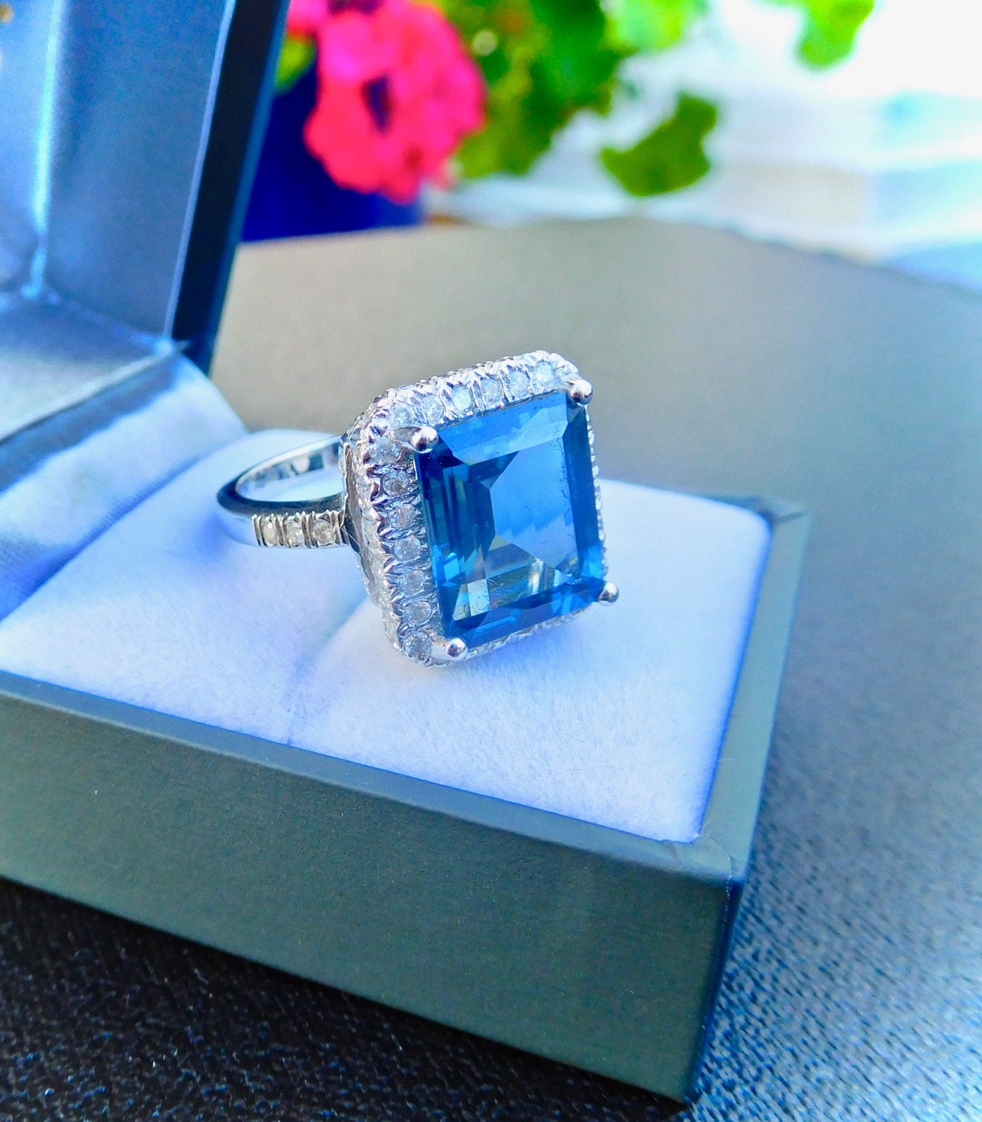 18ct,blue topaz & diamond ring, large topaz dress ring, london blue