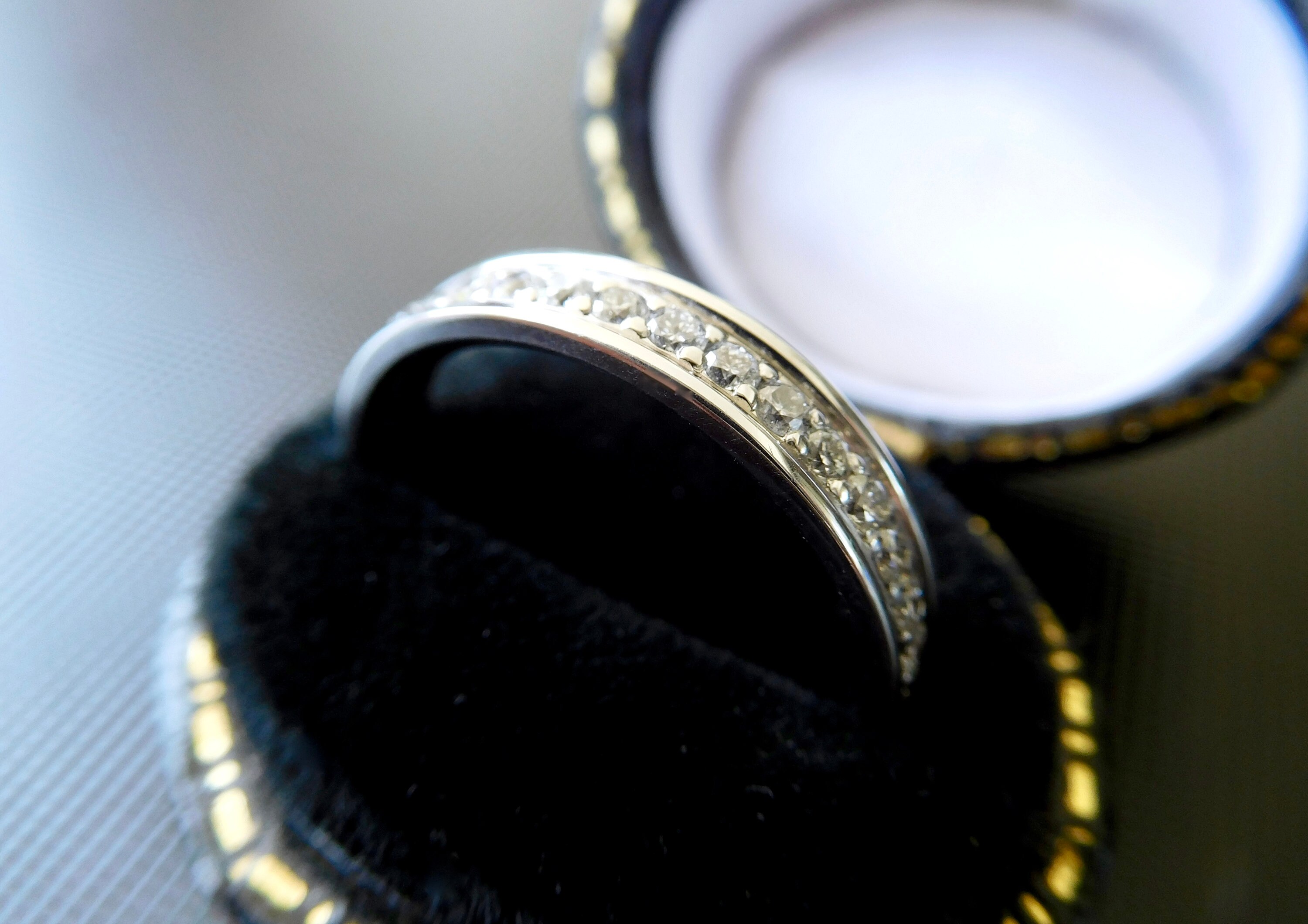 18ct & diamond full eternity ring, brillaint cut diamond eternity ring
