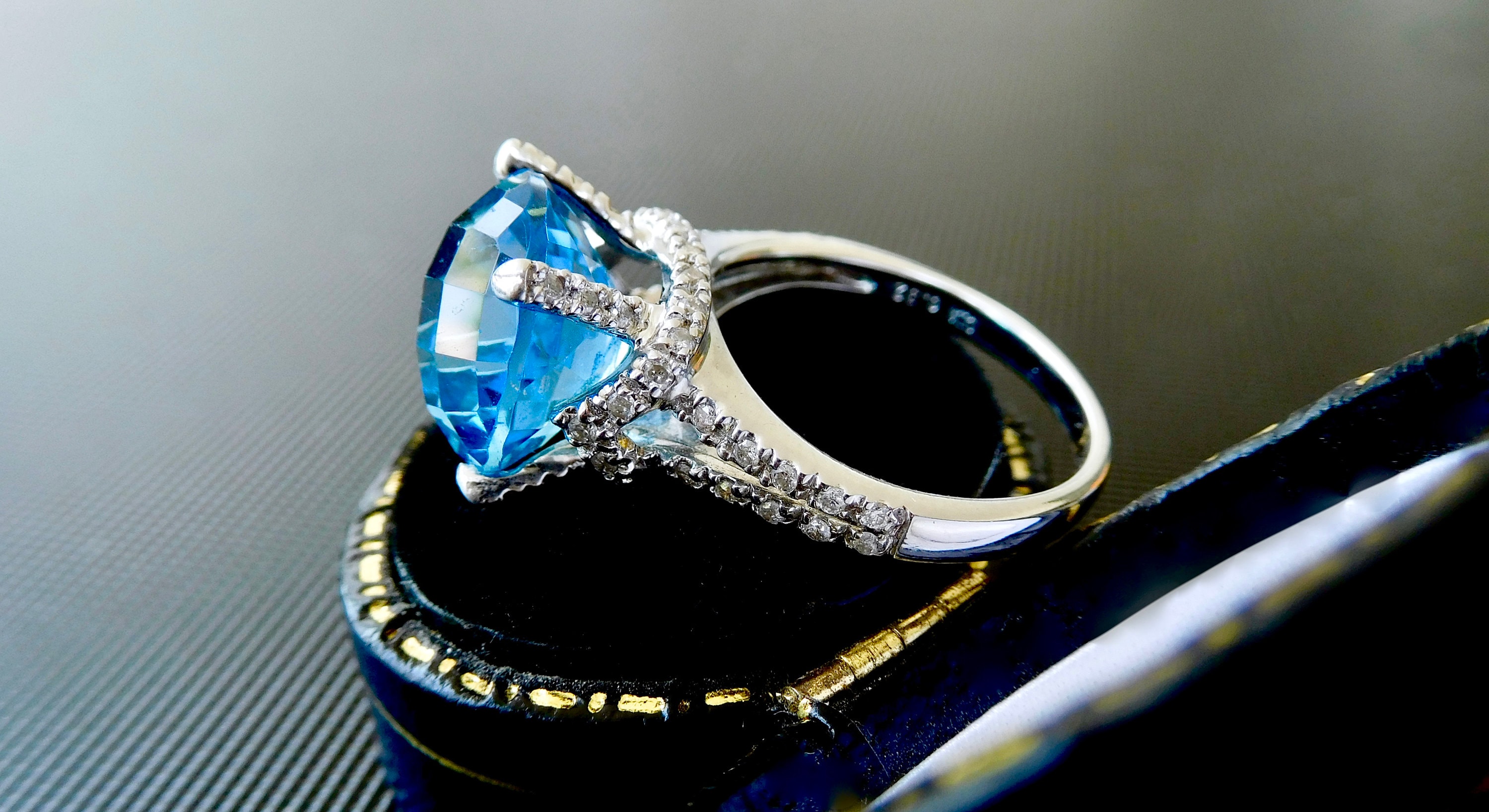 18ct, blue topaz & diamond ring, blue topaz and diamond dress ring
