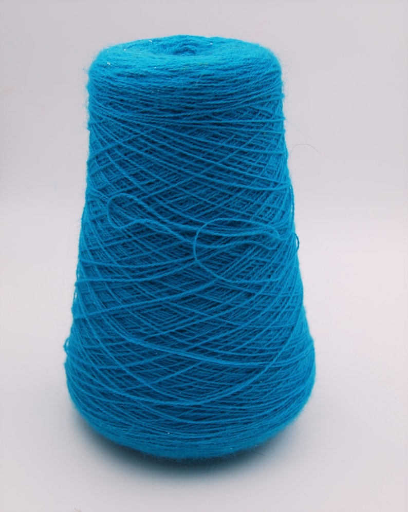 Puede incluir: Un cono de hilo azul brillante.