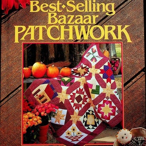 Puede incluir: Una portada de libro con el título "Best-Selling Bazaar Patchwork" en letras amarillas sobre un fondo de madera. Una colcha con una variedad de diseños de patchwork coloridos se presenta en la portada.