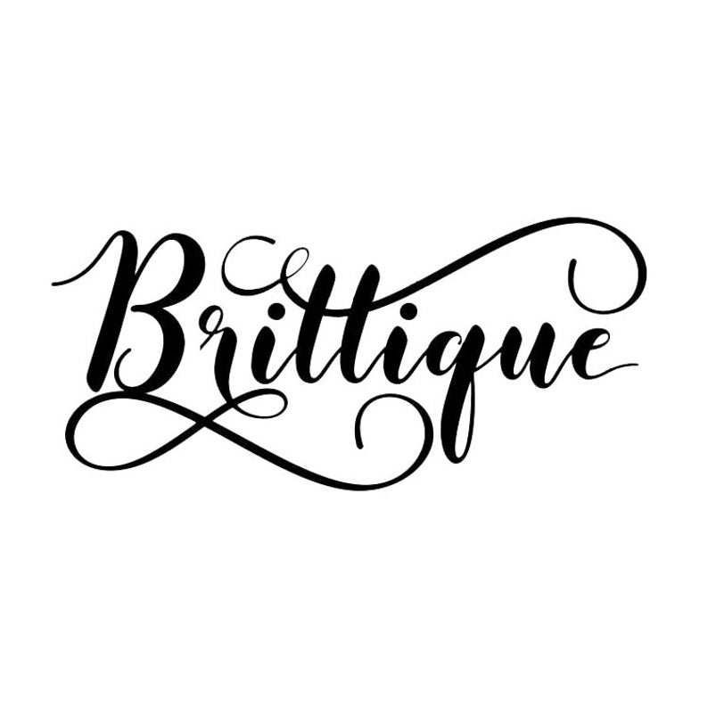 Puede incluir: Caligraf&iacute;a a mano en tinta negra sobre fondo blanco. La palabra "Brilltique" est&aacute; escrita en una escritura elegante y fluida.