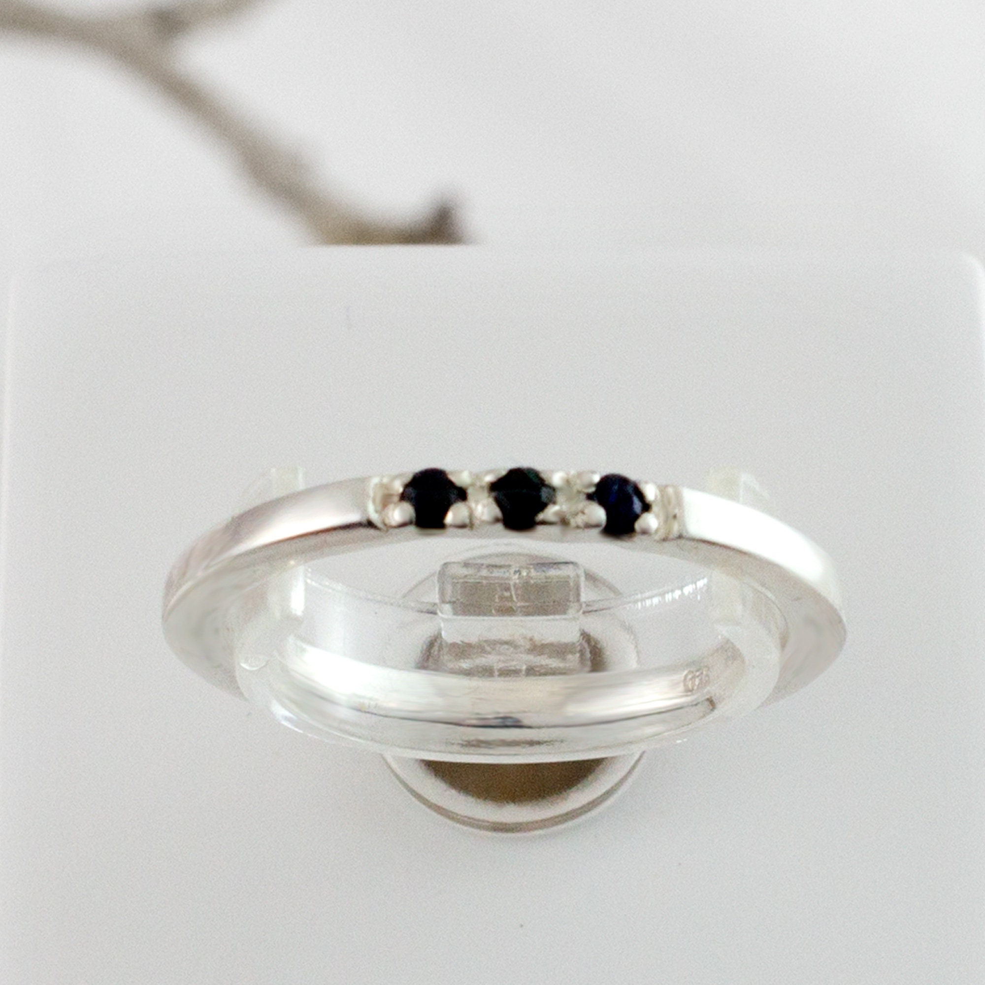 Oval Lab-Created Black Sapphire And 0.085 CT. T.W. Diamond Frame Triple Row Split Shank Ring In Sterling Silver | Peoples Jewellers - Foto 5