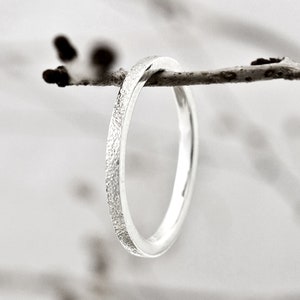 Anillo de bodas apilable de oro blanco de 9 quilates hecho a mano: alianza martillada