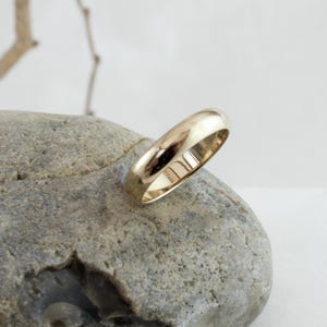 Classic 9ct yellow gold wedding band, wedding ring, 3mm wide, D-shape, UK hallmark, personalised