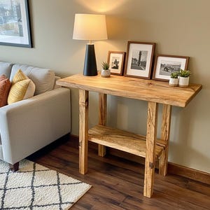 Mesa de entrada artesanal de arce rizado / Consola moderna de mediados de siglo con estante