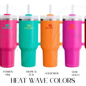 Op de afbeelding: Een verzameling van zes Stanley-bekers in levendige kleuren: fel lime, passion pink, tropisch teal, goudgeel, fel violet en chili. Elke beker heeft een handvat, een deksel en een rietje. De tekst "HEAT WAVE COLORS" staat eronder.