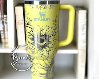 Pomelo - Sonnenblumen - Stanley 30oz oder 40oz Adventure Quencher H2.0 Flow Tumbler; Lasergraviertes, personalisiertes Geburtstags- / Jubiläumsgeschenk.