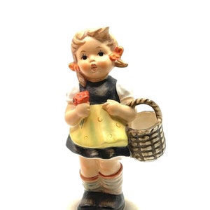 Goebel Hummel 1962 #98/2/0 Sister TMK 4 Porcelain Figurine 4.5”