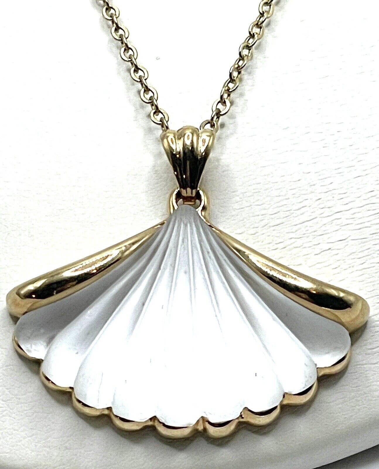AVON CHELLI イタリア製 ベスト 1981 Avon White Frosted Lead Crystal Gold Shell Pendant Necklace