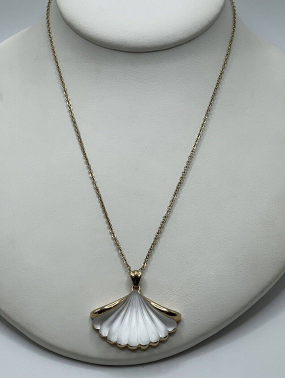1981 Avon White Frosted Lead Crystal Gold Shell Pendant Necklace