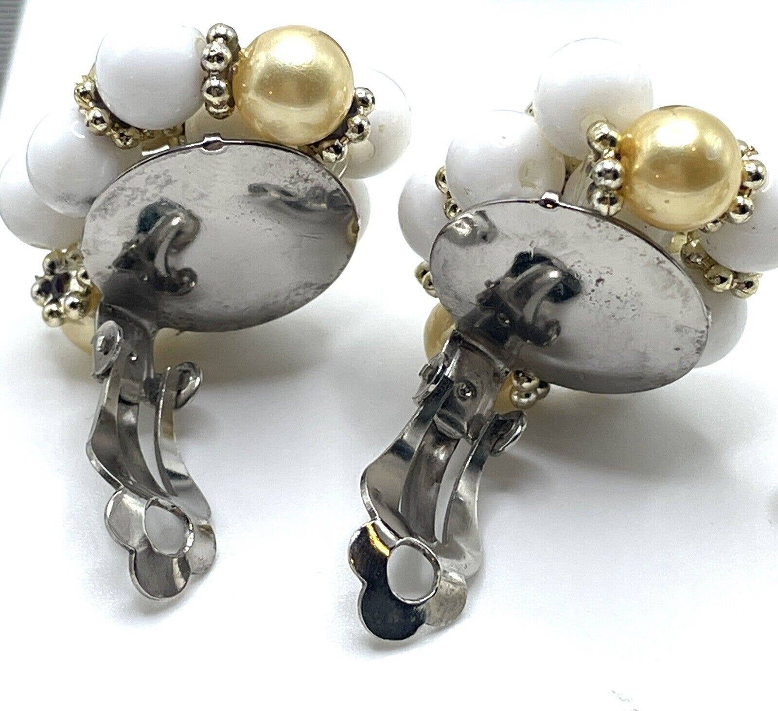 boucles d'oreilles clips bouton classiques demie perle blanc