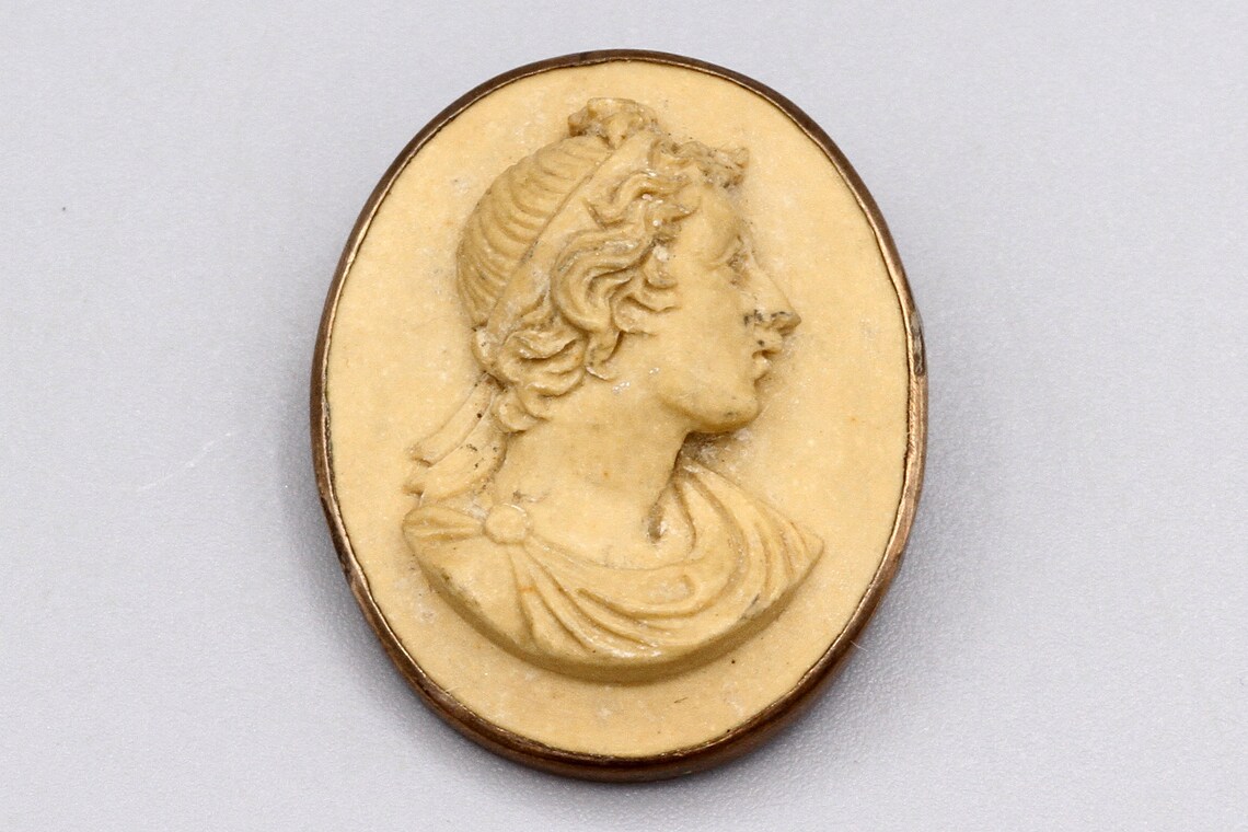 Victorian 1840s Carved Lava Cameo Brooch, 9 Karats Gold, High Relief Male Portrait, Roman Man With Toga And Headband, Antique Grand Tour