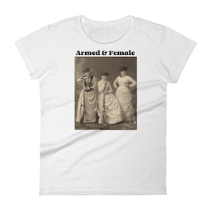 武装した女性用半袖Tシャツ