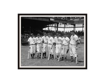Puede incluir: Foto en blanco y negro de siete jugadores de béisbol con uniforme de pie juntos sosteniendo bates. Los jugadores llevan gorras con las palabras "Red Sox" en ellas. La foto está tomada frente a un estadio con la palabra "NBC" visible en el fondo.