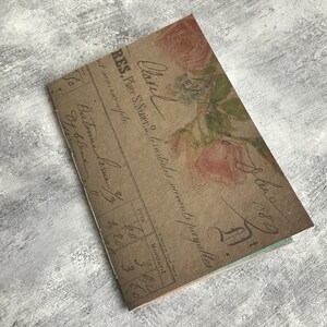 Puede incluir: Un cuaderno vintage de papel marr&oacute;n con un dise&ntilde;o floral y el texto "RES. Place S. Nizier; 9 articles suivants payables" y "1889".