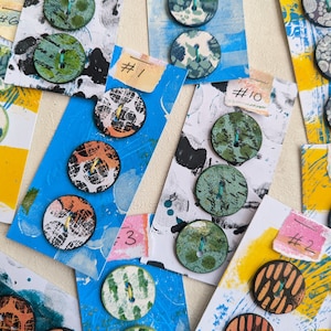 Boutons de médias mixtes faits à la main pour les journaux indésirables, le scrapbooking, l'art des médias mixtes.