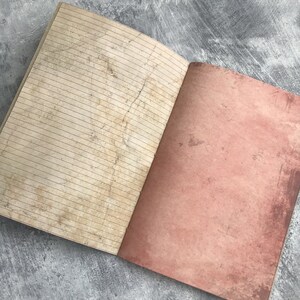 Puede incluir: Un cuaderno abierto con p&aacute;ginas rayadas a la izquierda y una p&aacute;gina en blanco de color marr&oacute;n rojizo a la derecha.