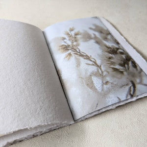 Carnet de bordel fait main avec du papier fait main et du papier mixte, carnet de bordel fait main, bord de Deckle, journal créatif, journal d'artistes