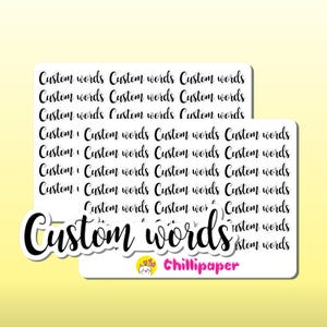 以下が含まれることがあります： 白いステッカー用紙に、「Custom words」という単語が黒い筆記体で複数回繰り返されています。「Custom words」という単語は、シートの下部に、より大きく、太字で書かれています。「Chillipaper」というテキストは、シートの下部にピンクのフォントで書かれています。