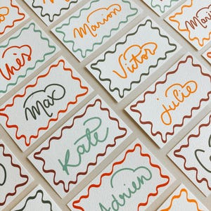 Marque-places calligraphiés – Design wavy & rétro années 70