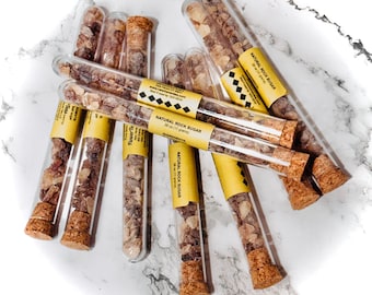 Caramelos de cristal de azúcar de roca natural en tubo de ensayo