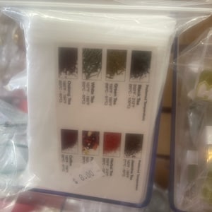 Może przedstawiać: Biała karta z wykresem pokazującym preferowane temperatury parzenia różnych rodzajów herbaty, w tym czarnej, zielonej, białej, oolong, jaśminowej i ziołowej. Karta zawiera również preferowaną temperaturę parzenia kawy. Karta jest oznaczona ceną 8,00 €.