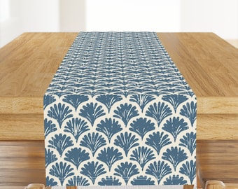 Chemin de table coquillages et pétoncles - Bleu côtier par teri_the_butter - Chemin de table côtier en satin de coton à imprimé nautique par bloc par Spoonflower