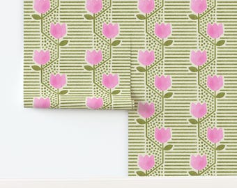 Tapete mit horizontalen Streifen (nicht vorgekleistert), vertikalen Streifen und floralem Mischmuster – Rosa Tulpenstreifen von terilarson, Tapete von Spoonflower