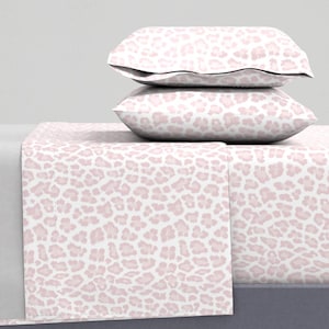 Puede incluir: Un juego de cama de estampado de leopardo rosa y blanco con una sábana plana, una sábana ajustable y dos fundas de almohada.