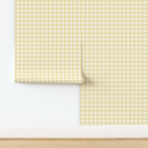 Carta da parati non preincollata a quadretti giallo chiaro stile country - Quadretti giallo burro di danika_herrick Carta da parati di Spoonflower
