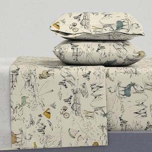 Peut inclure: Ensemble de literie blanc cassé avec un motif sur le thème de la montagne et des loisirs de plein air. L'ensemble comprend deux taies d'oreiller et un drap-housse. Le motif présente des illustrations de montagnes, d'arbres, de tentes, de vélos et d'autres éléments extérieurs en noir, jaune et bleu.