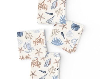 Serviettes cocktail Coquillage côtier (Lot de 4) - Piscine dans les rochers par hufton_studio - Serviettes en tissu bleu crème Sea Life Tide pour piscine par Spoonflower