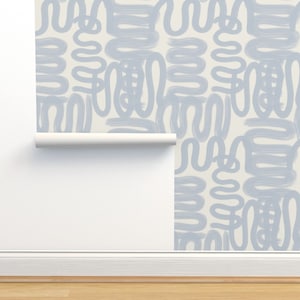 Papel tapiz abstracto sin pegar: garabatos en azul crema suave de danika_herrick; papel tapiz de graffiti con pintura crema en rollo doble de Spoonflower