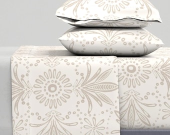 Grote bloemenlakens - Spaanse tegels van valeriapanelodesign - Neutraal beige geometrisch Portugal katoen satijnen lakenset van Spoonflower