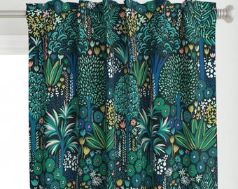 Puede incluir: Una cortina azul verdosa con un patrón repetitivo de árboles estilizados, flores y hojas. El patrón está en tonos de verde, azul, amarillo, rosa y blanco.