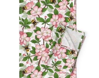 Torchons pommiers et abeilles (Lot de 2) - Pommiers du jardin par capricorn-ds - Torchons roses et blancs en lin et coton par Spoonflower