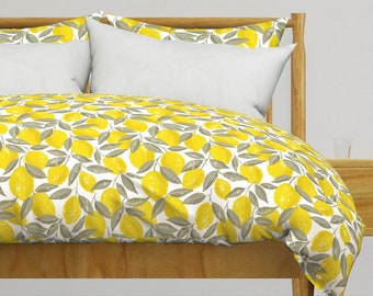 Parure de lit Citrus Botanicals - Lemons by flowie - Housse de couette en satin de coton Fruit Garden effet vieilli OU taies d'oreillers par Spoonflower