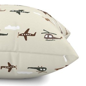 Cojín decorativo bohemio con diseño de aviones - Helicópteros en beige neutro, caprichoso y bonito - Aviones sobre arena de ivieclothco imagen 6