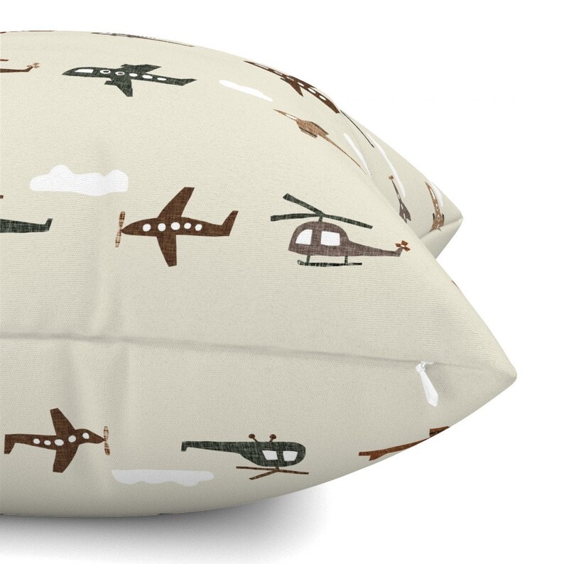 Cojín decorativo bohemio con diseño de aviones - Helicópteros en beige neutro, caprichoso y bonito - Aviones sobre arena de ivieclothco imagen 6