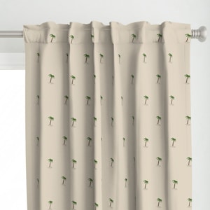 Op de afbeelding: Beige gordijnen met een herhalend patroon van kleine groene palmbomen.
