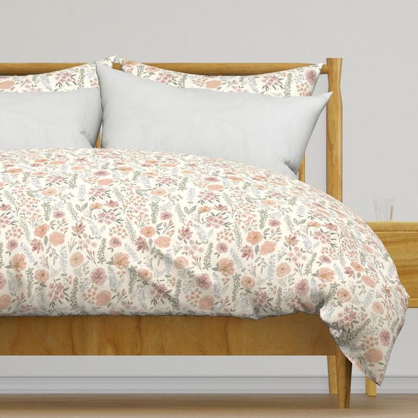 Ropa de cama con estampado floral ruborizado - Consider The Wildflower de wildcomb_designs - Funda nórdica o funda de almohada de satén de algodón verde salvia con colores apagados
