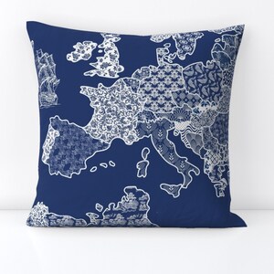 Cojín decorativo con diseño de cartografía: mapa de patchwork europeo de heyletsgetmikey: cojín decorativo cuadrado con diseño floral caprichoso de Spoonflower