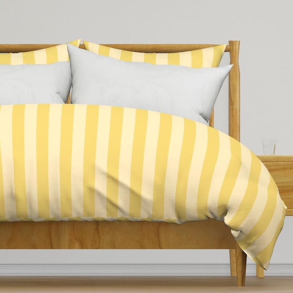 Gelb gestreifte Bettwäsche - Bananen- und Buttergelb von 3rittanylane - Vertikaler breiter Baumwollsatin-Bettbezug ODER Kissenbezüge von Spoonflower